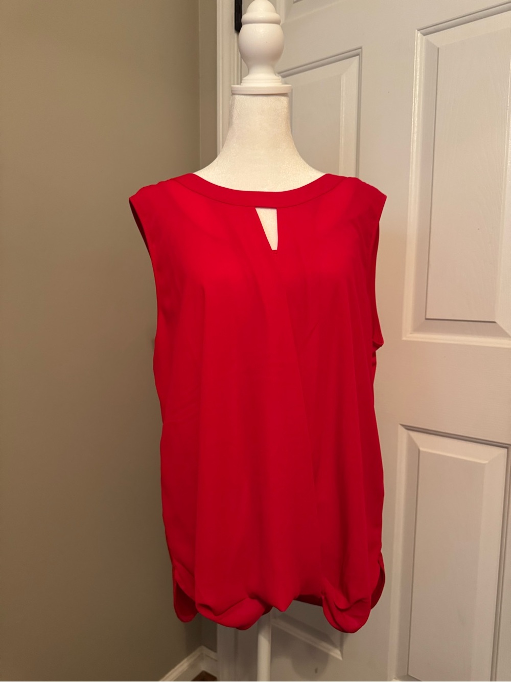 Sleeveless V-Neck Twist Front Women's Top - Red